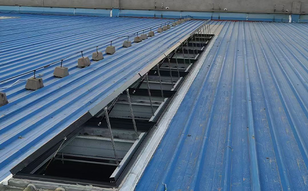 某城市大型商业综合体中庭渭城排烟窗工程