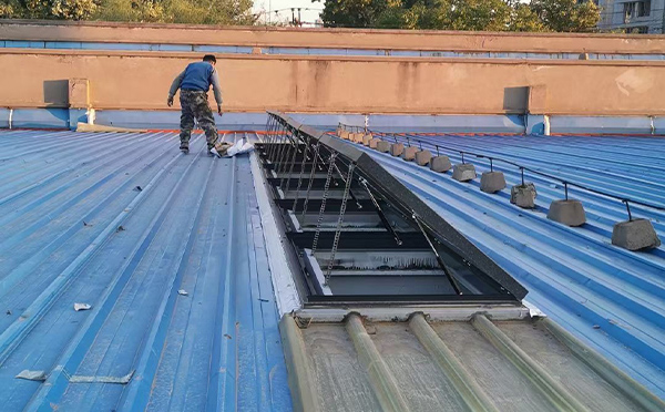 某区域性物流仓储中心渭城排烟窗系统安装项目